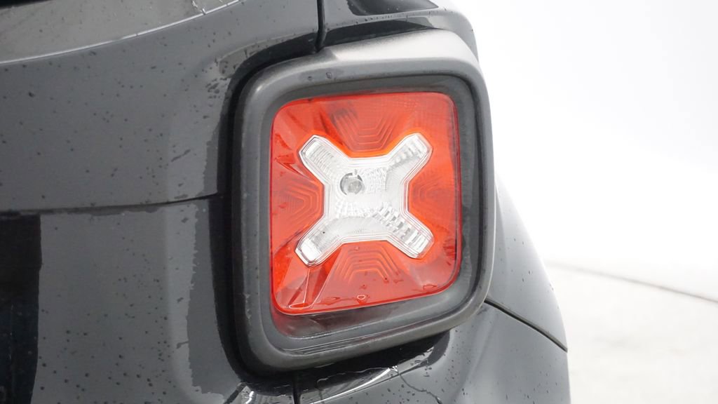 Used 2017 Jeep Renegade Latitude w/ Cold Weather Group image 17