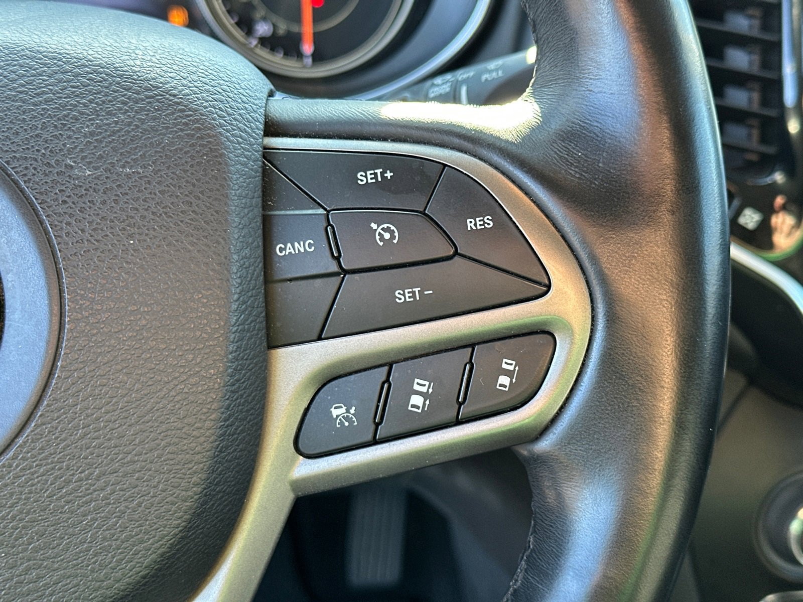 Used 2019 Jeep Cherokee Overland w/ Technology Group image 27