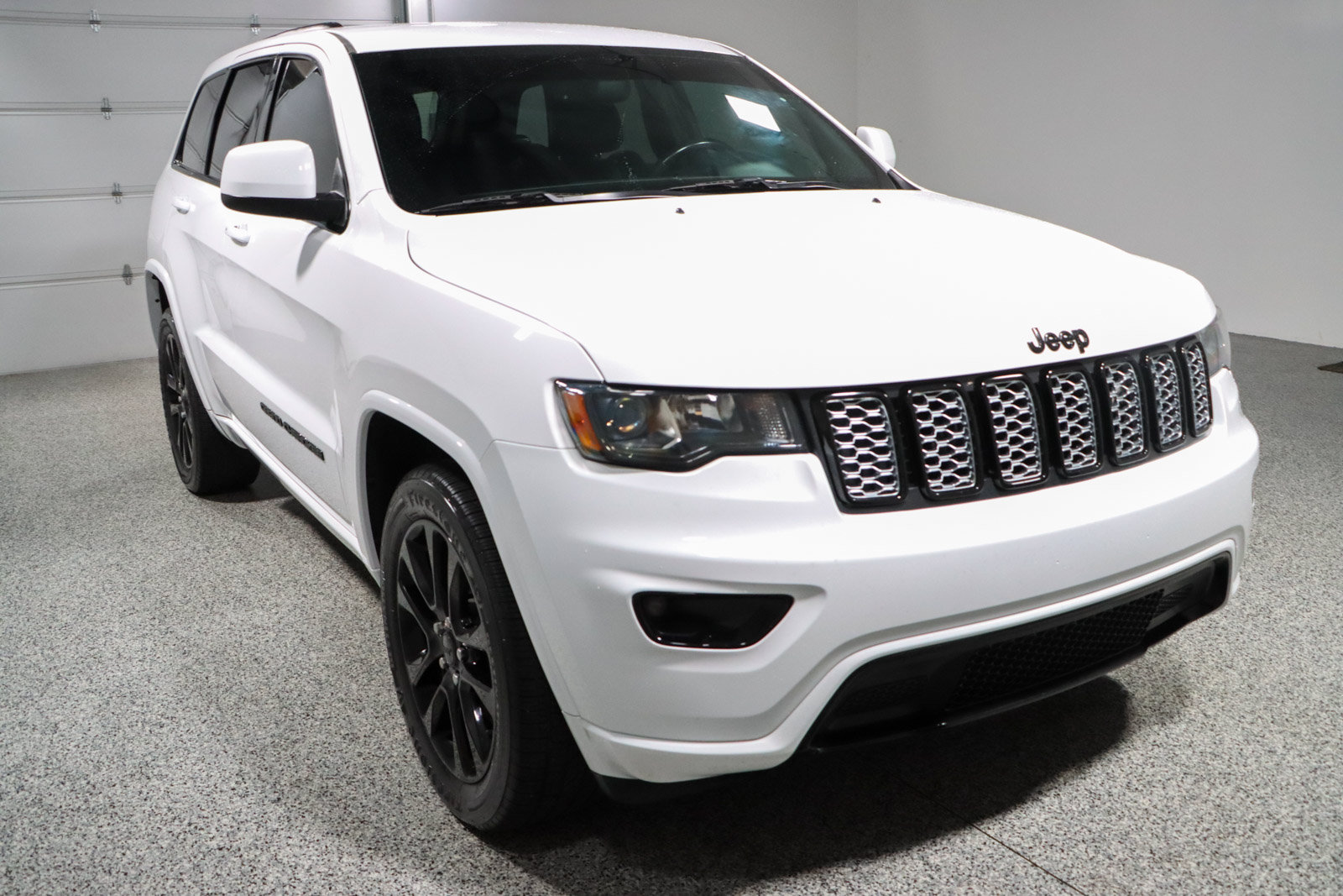 Used 2020 Jeep Grand Cherokee Altitude RWD image 5
