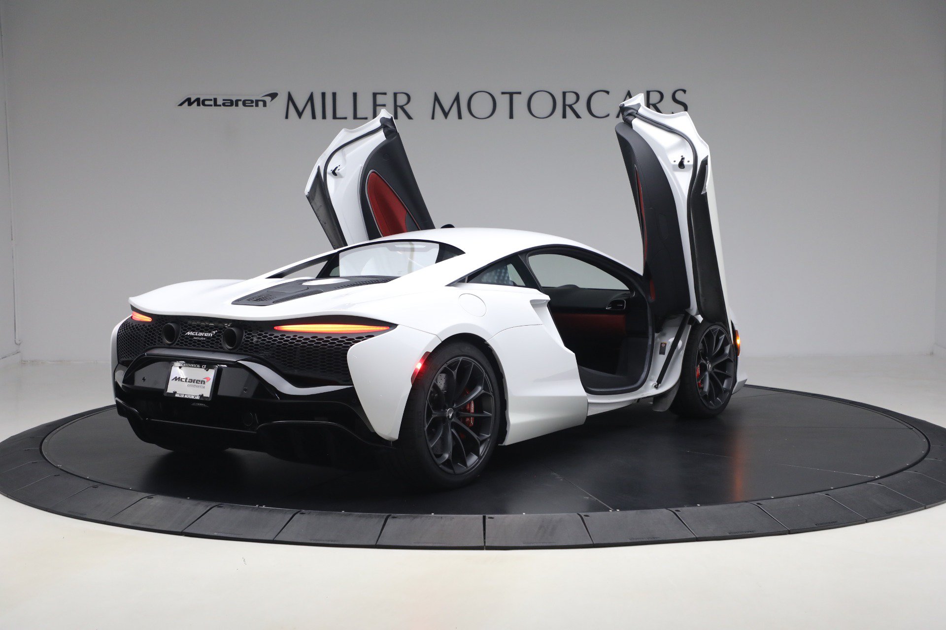 Used 2023 McLaren Artura RWD image 19