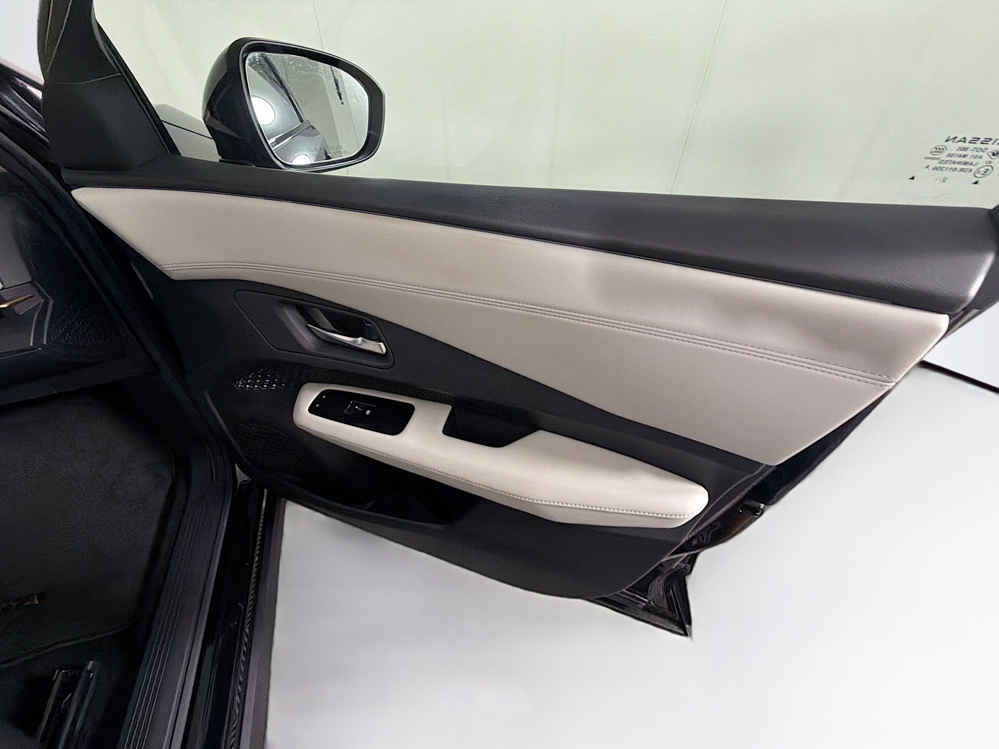 Used 2023 Nissan Ariya FWD image 31