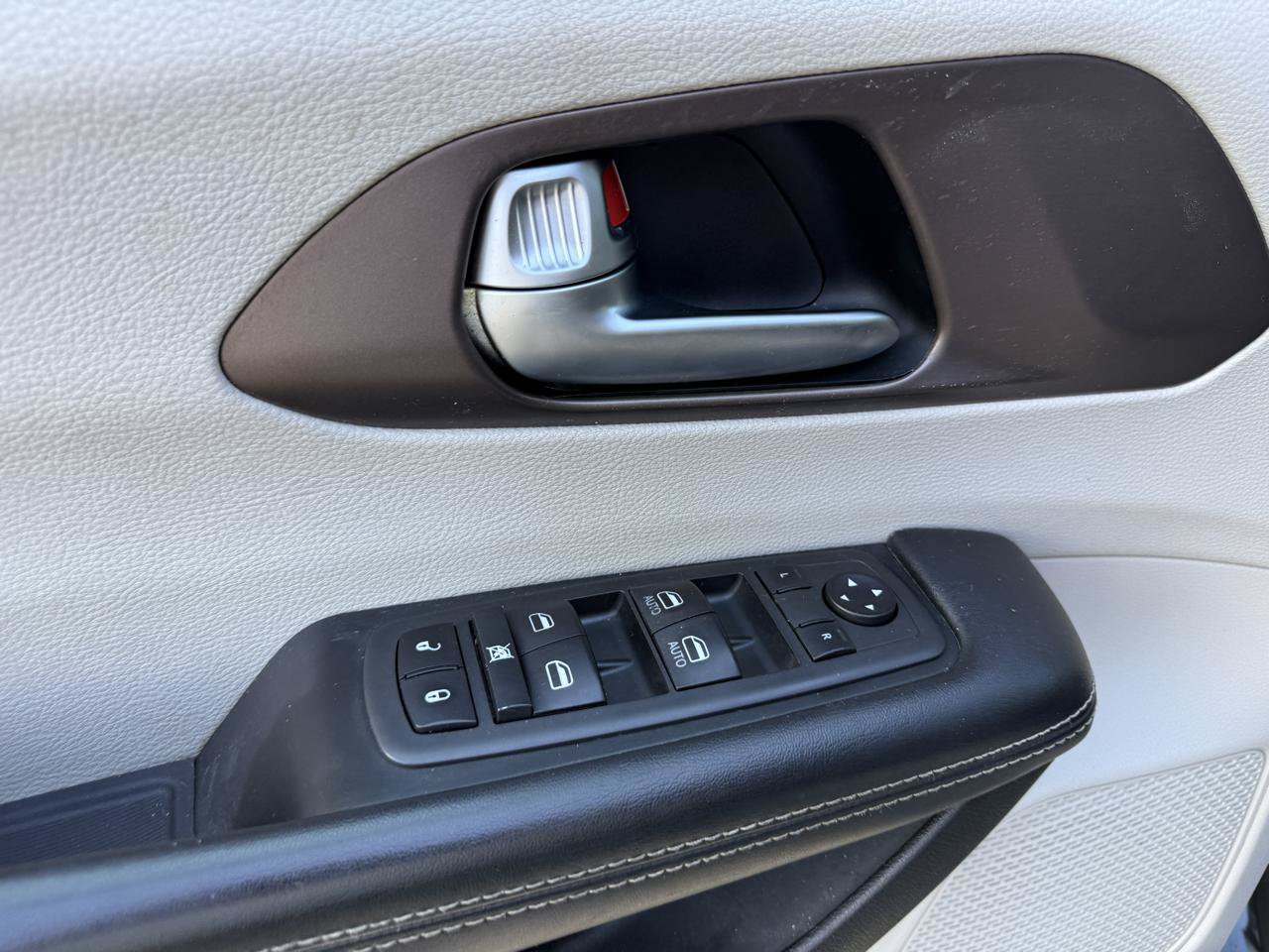 Used 2020 Chrysler Voyager LX w/ Cold Weather Group FWD image 12