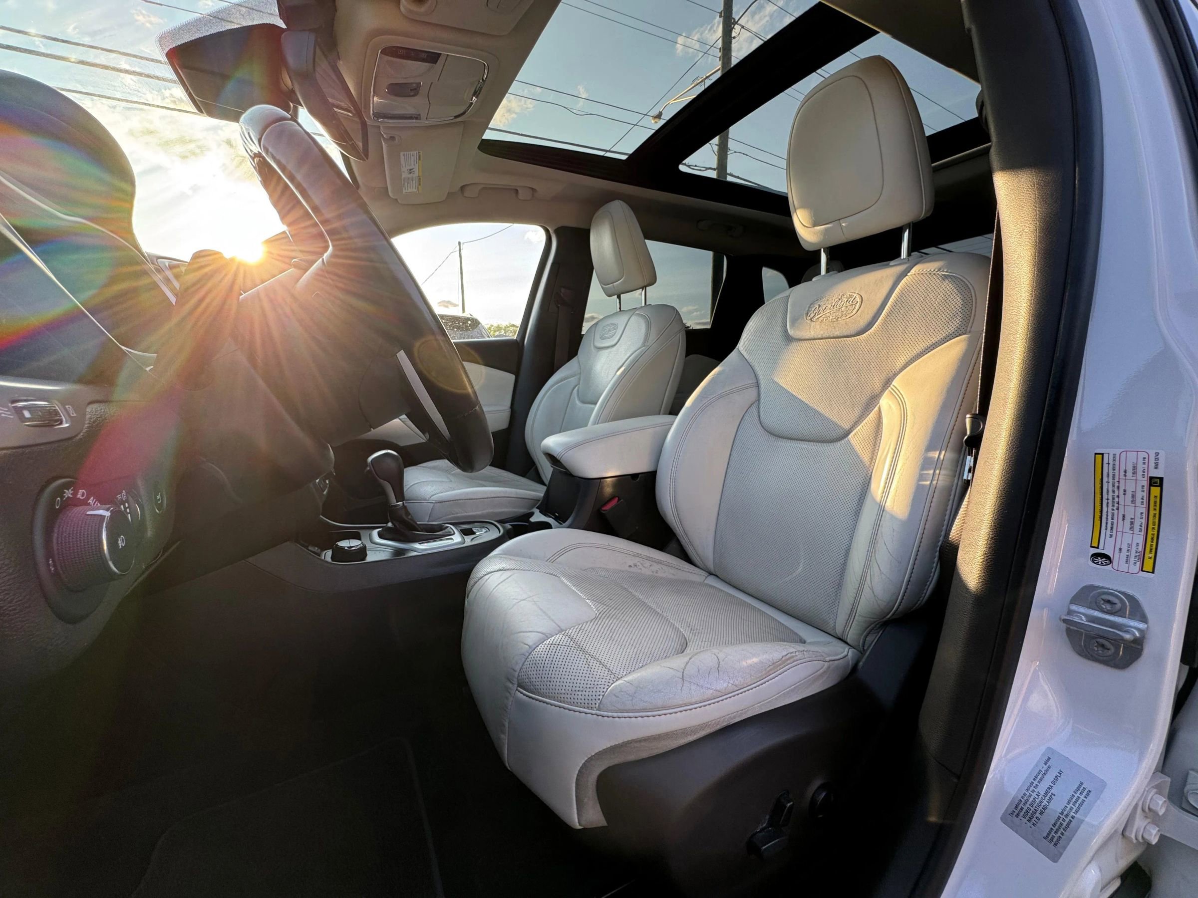 Used 2017 Jeep Cherokee Overland w/ Technology Group image 9