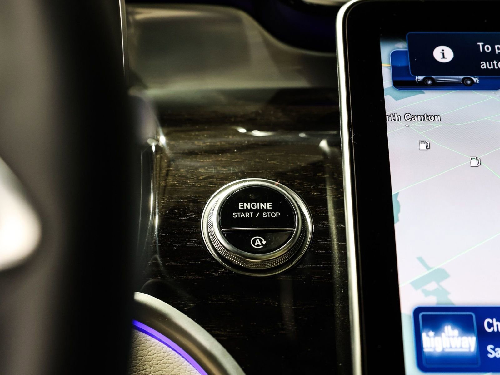 Used 2025 Mercedes-Benz GLC 300 4MATIC image 33