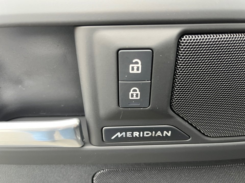 Used 2025 Land Rover Defender 110 S image 15