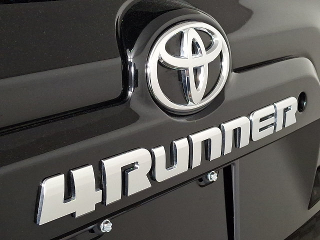 Used 2019 Toyota 4Runner SR5 AWD/4WD image 31