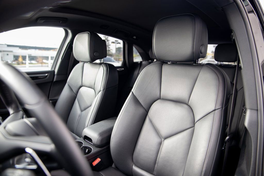 Certified 2025 Porsche Macan image 5