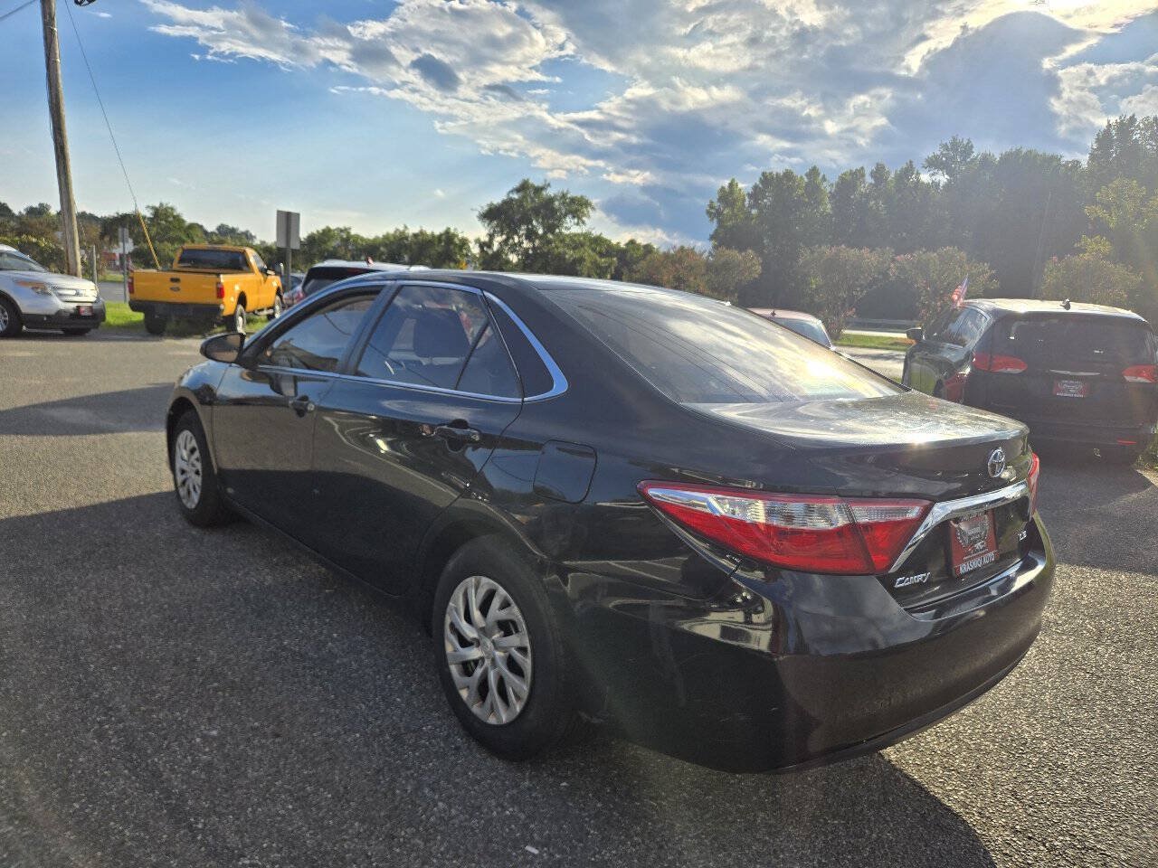 Used 2017 Toyota Camry LE FWD image 5
