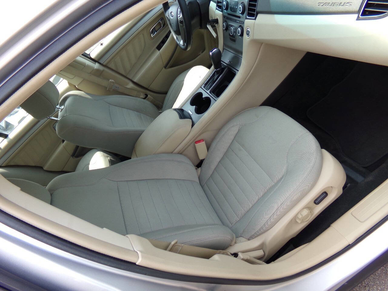 Used 2016 Ford Taurus SE image 24