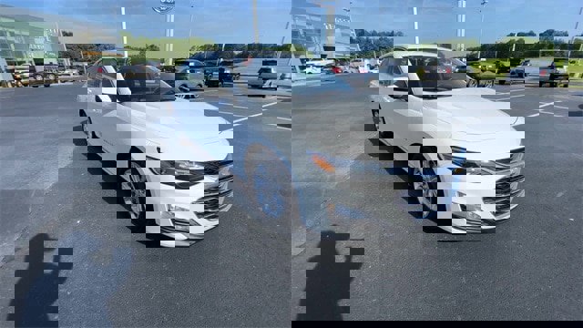 Used 2024 Chevrolet Malibu LT image 2