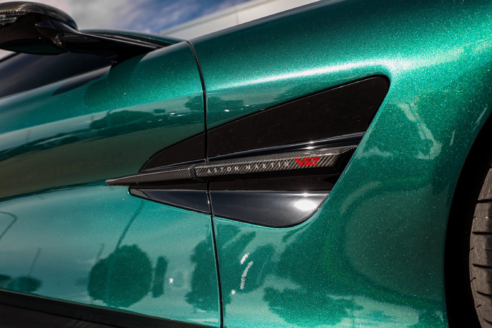 Used 2025 Aston Martin Vanquish RWD image 17
