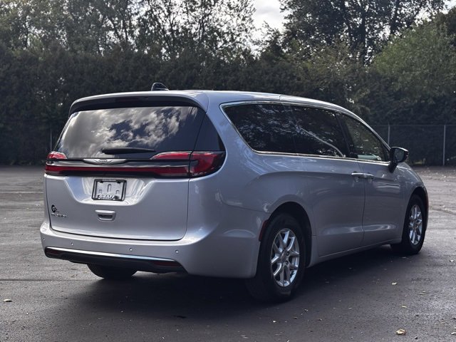 Used 2024 Chrysler Pacifica Touring-L image 3