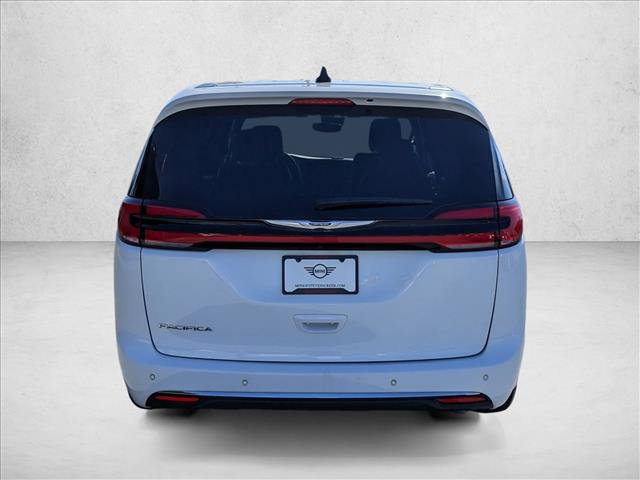 Used 2025 Chrysler Pacifica Select image 7