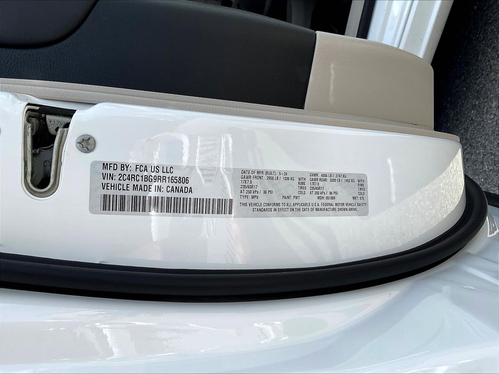 Used 2024 Chrysler Pacifica Touring-L FWD image 18