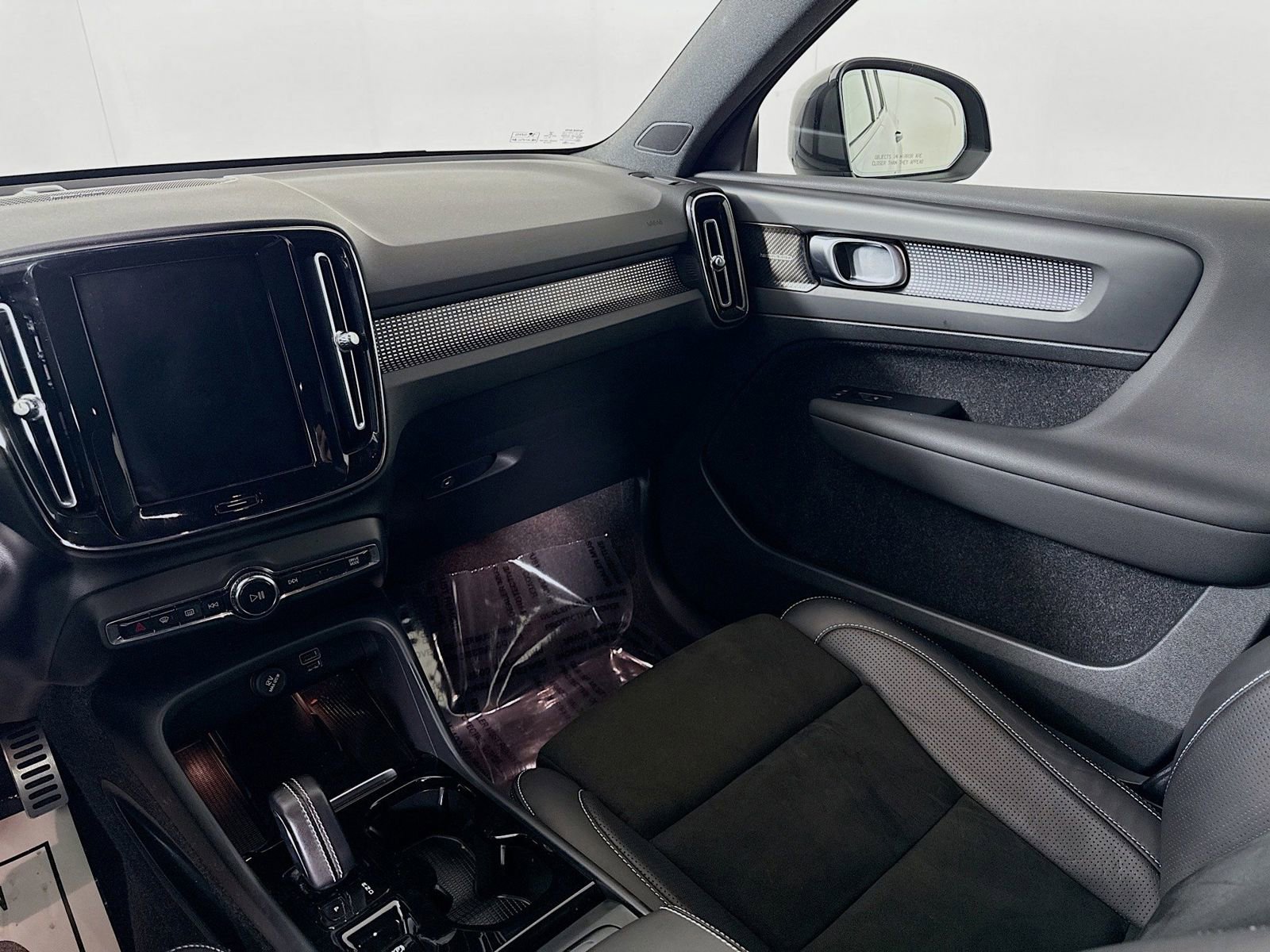 Used 2021 Volvo XC40 T5 R-Design image 24