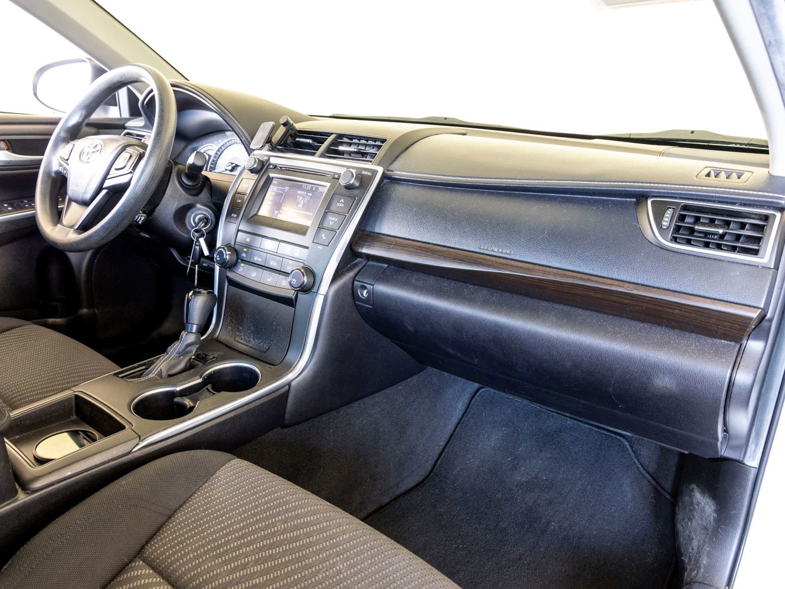 Used 2015 Toyota Camry LE image 26