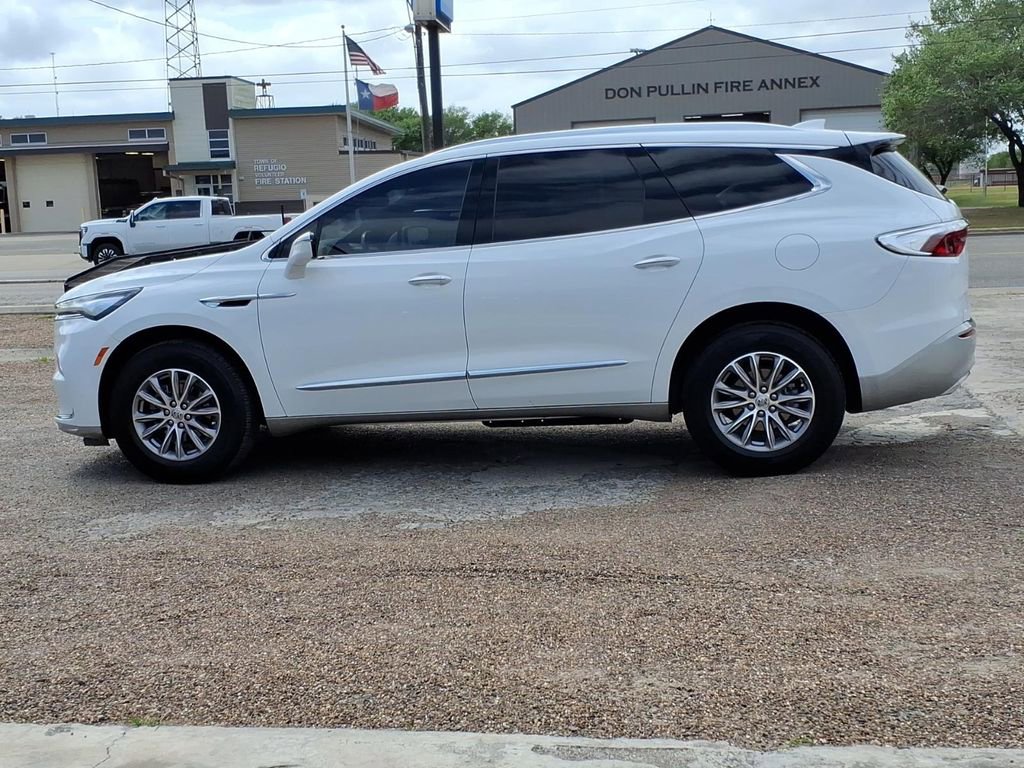 Used 2023 Buick Enclave Essence image 2
