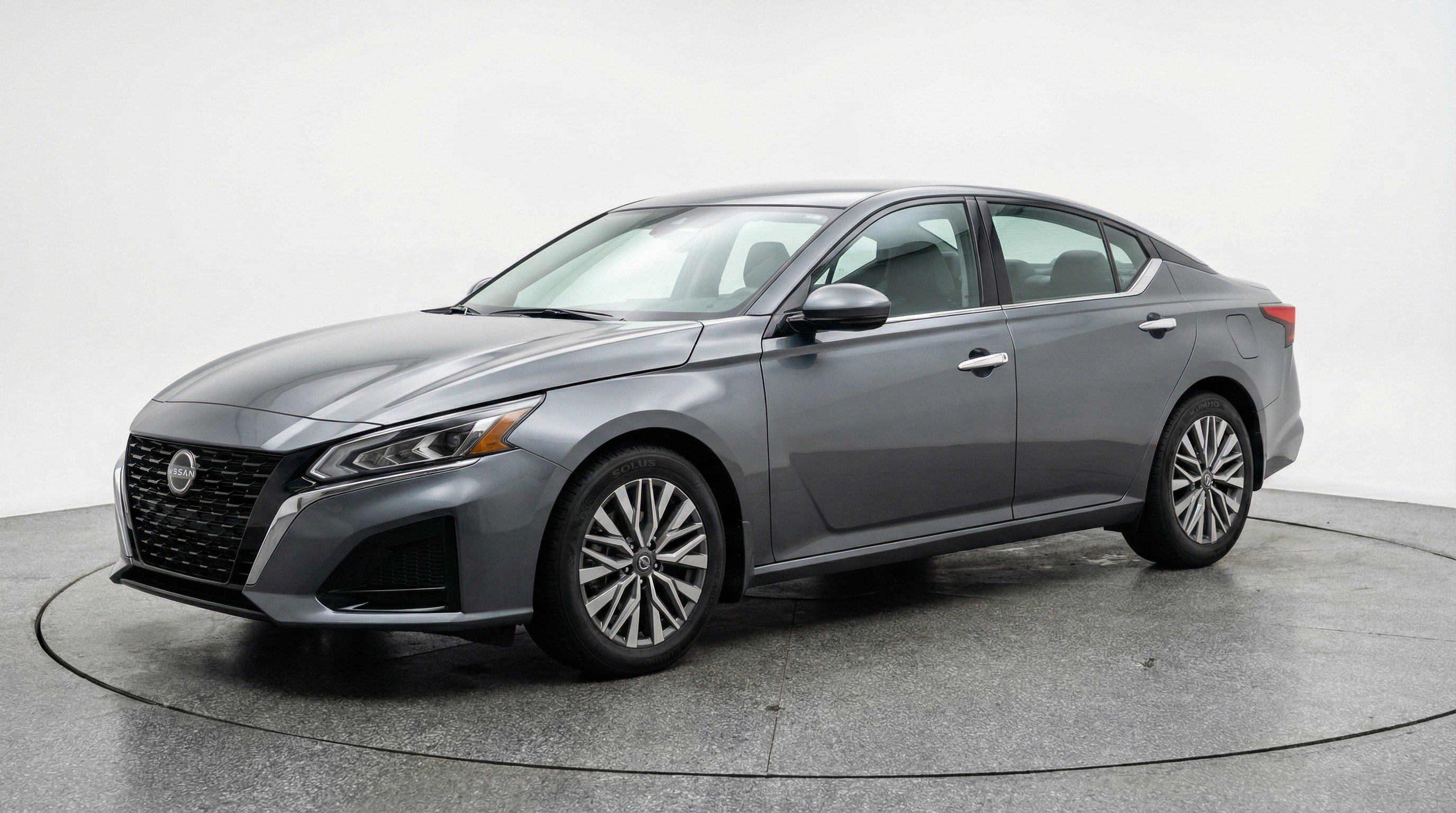 Used 2025 Nissan Altima 2.5 SV image 3