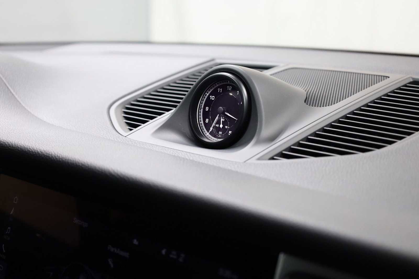 Certified 2025 Porsche Macan image 23