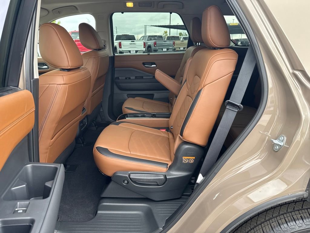Used 2025 Nissan Pathfinder Platinum image 34