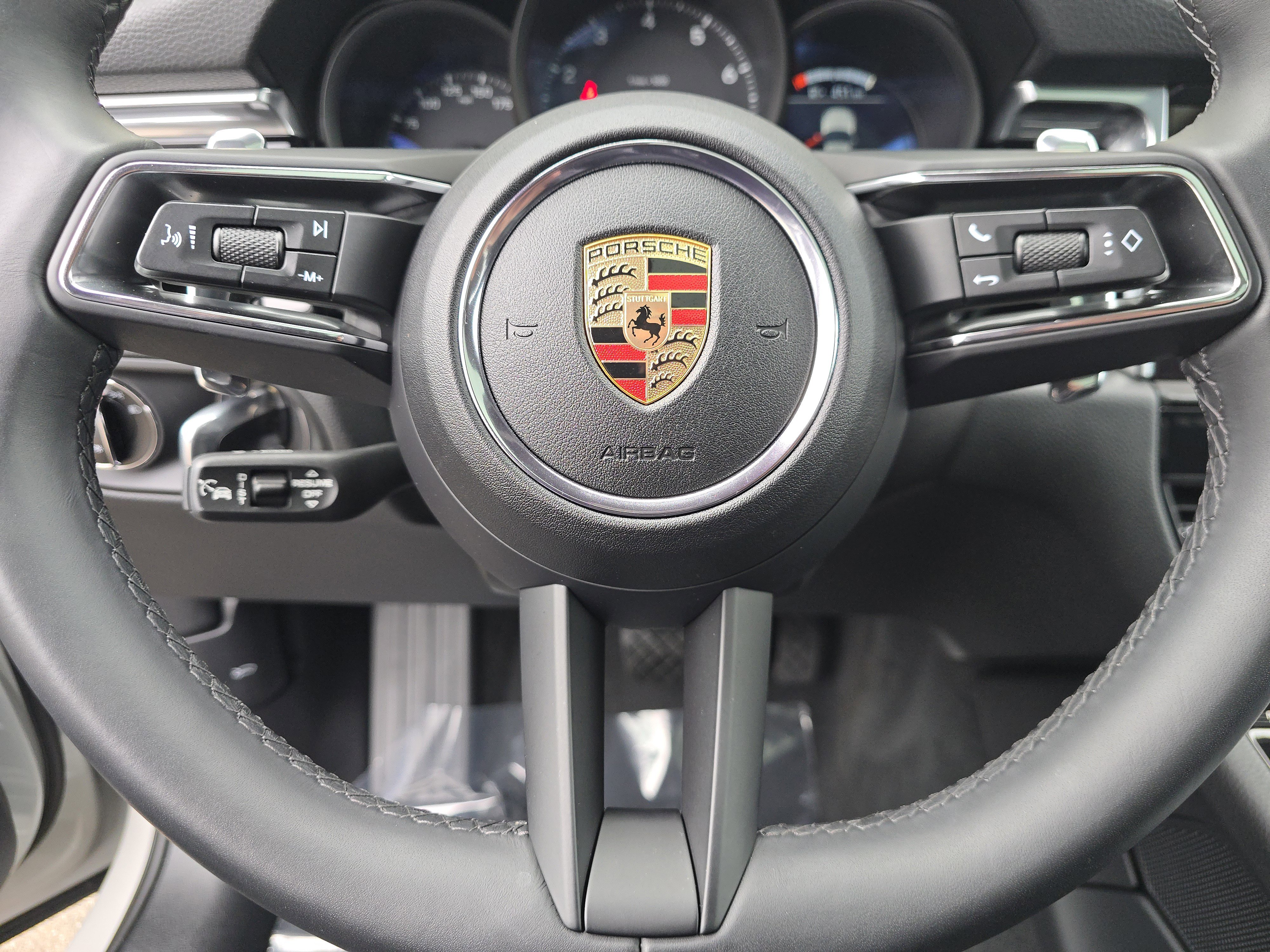 Certified 2025 Porsche Macan AWD/4WD image 18