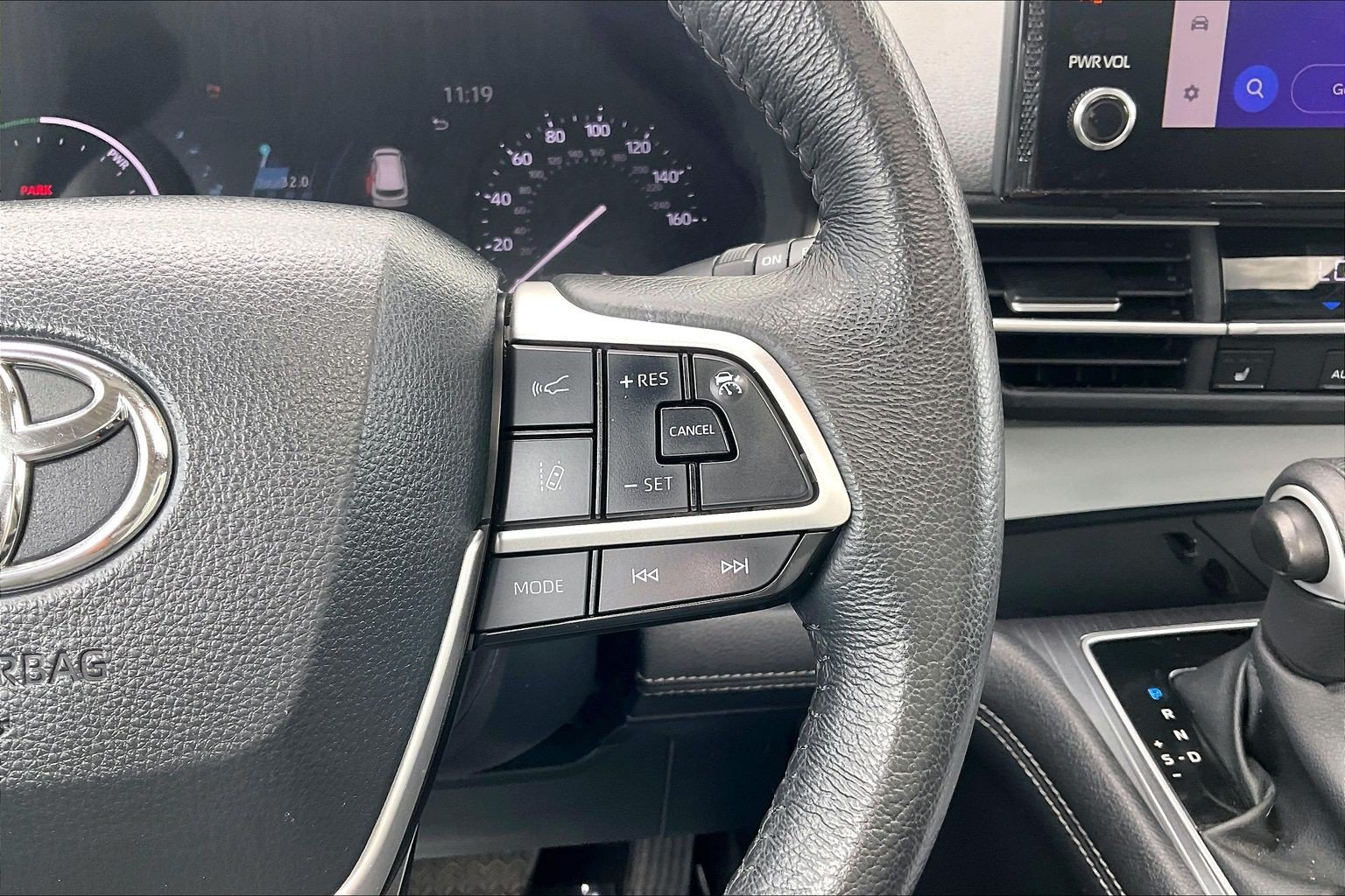 Used 2025 Toyota Sienna XLE FWD image 24