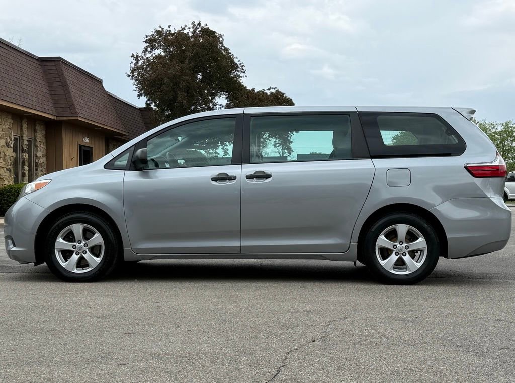 Used 2017 Toyota Sienna L FWD image 2