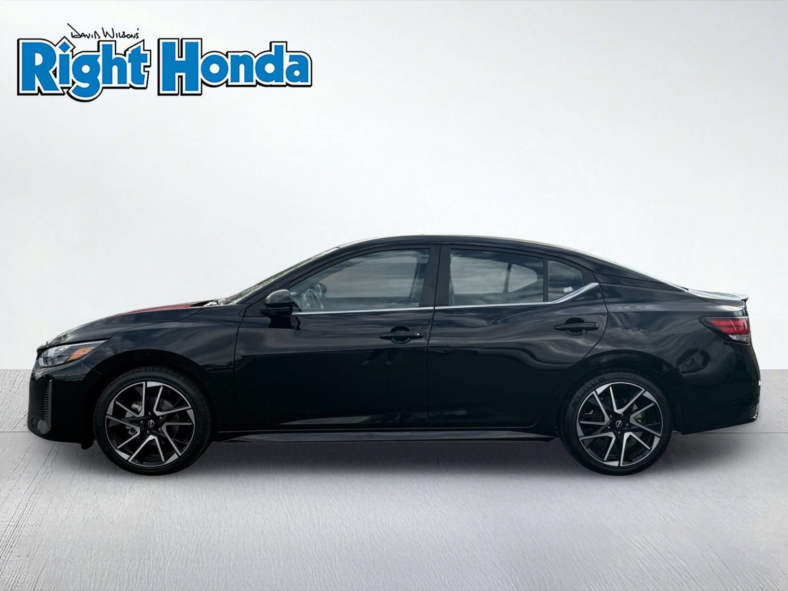 Used 2025 Nissan Sentra SR FWD image 2