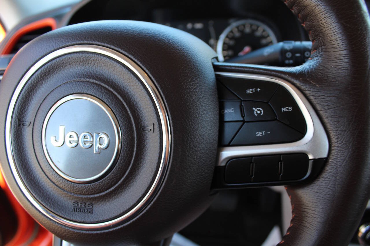 Used 2016 Jeep Renegade Latitude w/ Cold Weather Group FWD image 12
