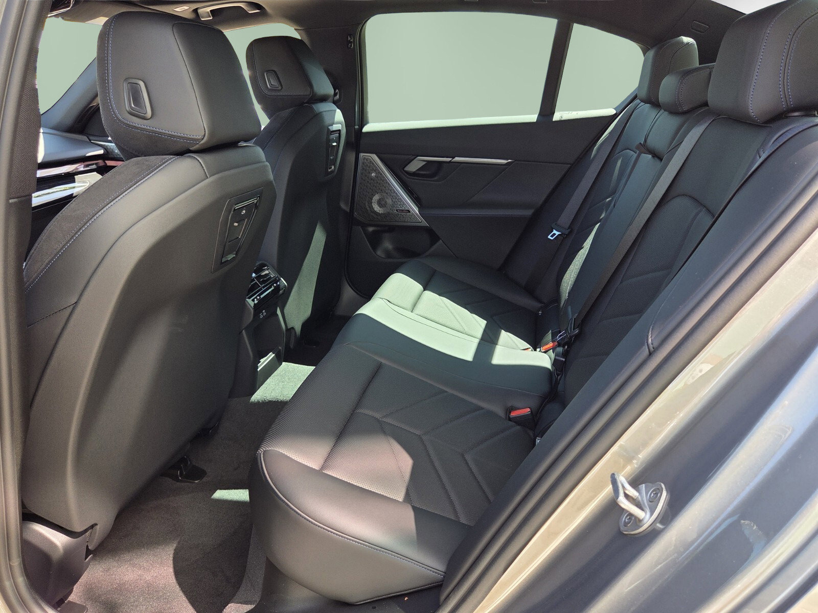 New 2026 BMW i5 eDrive40 w/ M Sport Package image 9