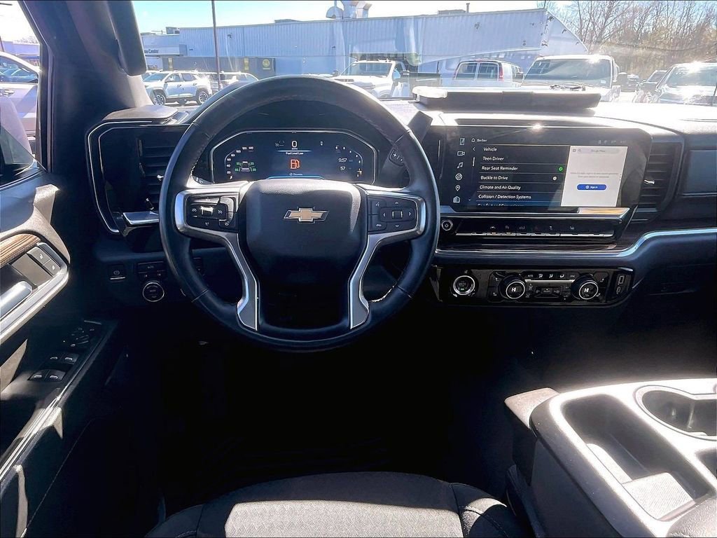 Used 2024 Chevrolet Silverado 1500 LT AWD/4WD image 16