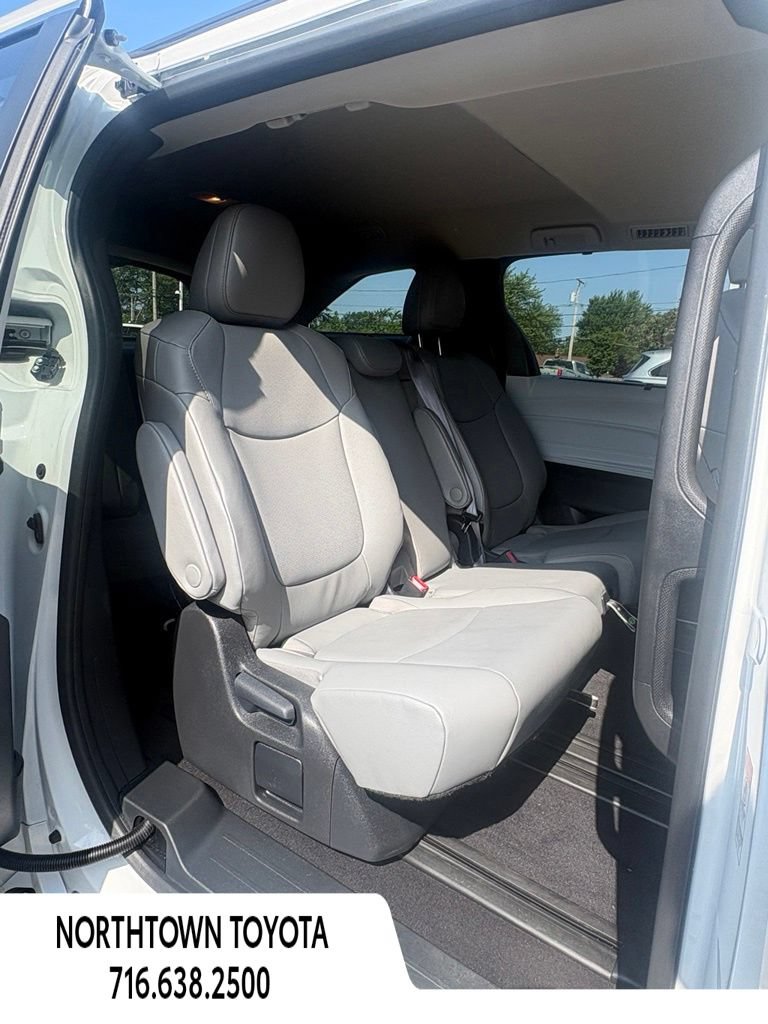 Used 2025 Toyota Sienna XLE w/ XLE Plus Package FWD image 15