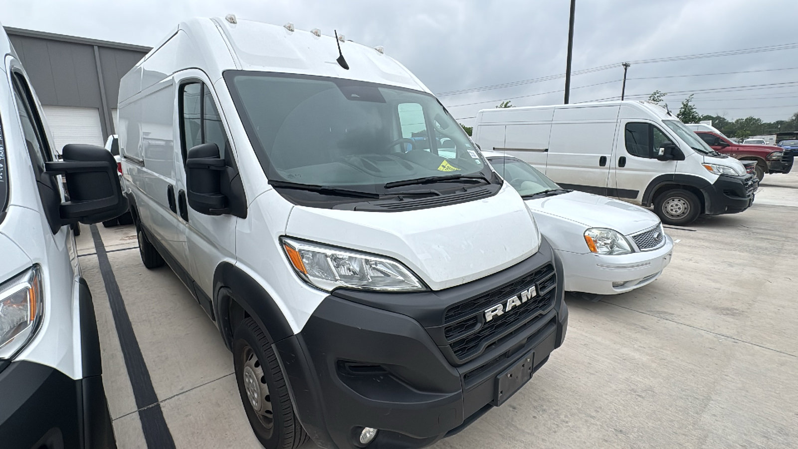 Used 2025 RAM ProMaster 2500 w/ Convenience Group FWD image 3