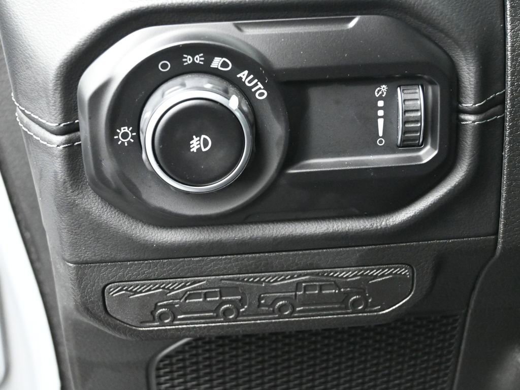 Used 2024 Jeep Wrangler Sahara image 19