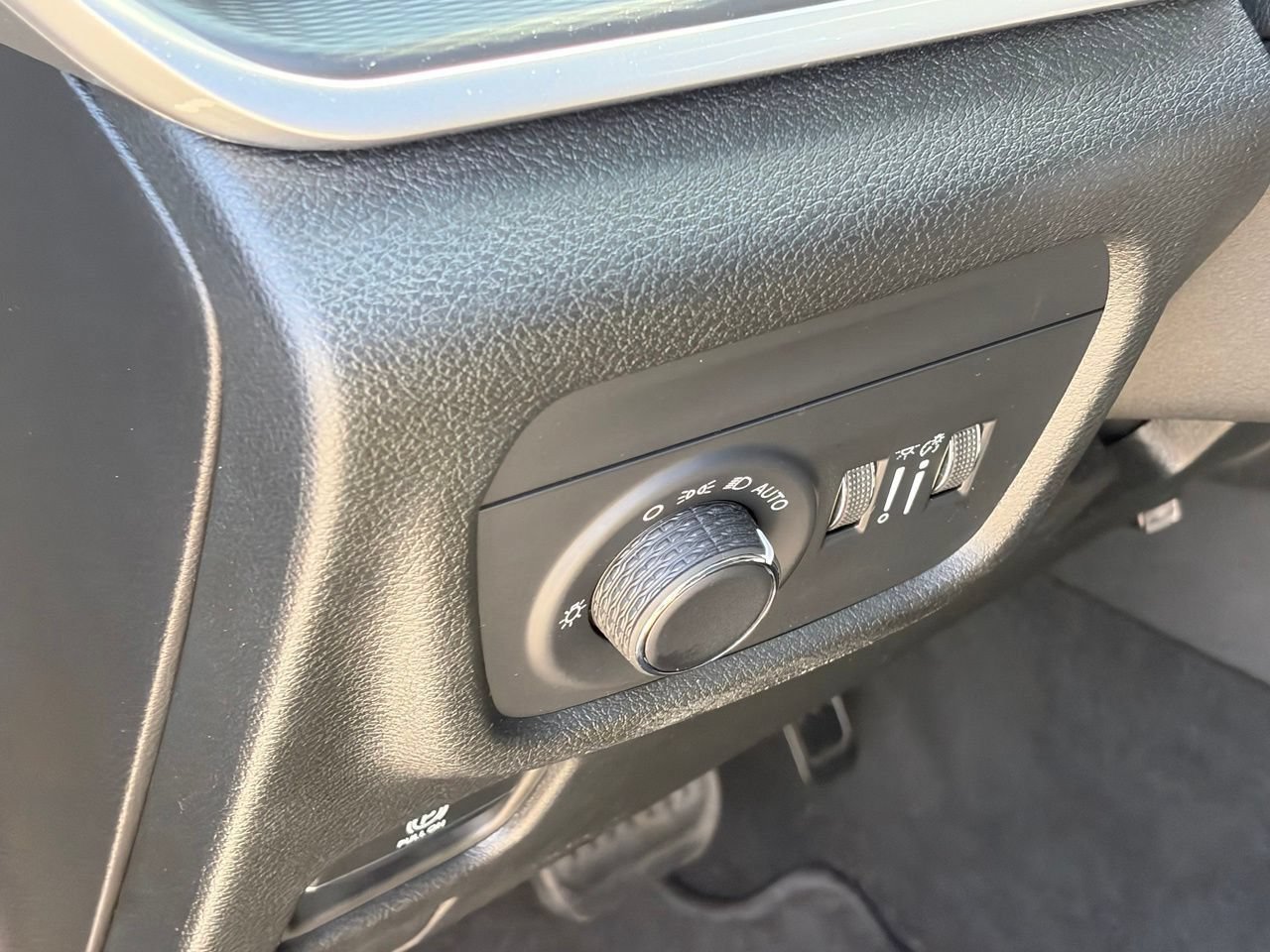 Used 2025 Jeep Grand Cherokee Altitude AWD/4WD image 6