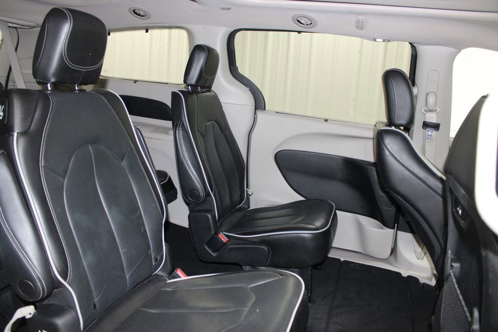 Used 2023 Chrysler Pacifica Limited FWD image 21