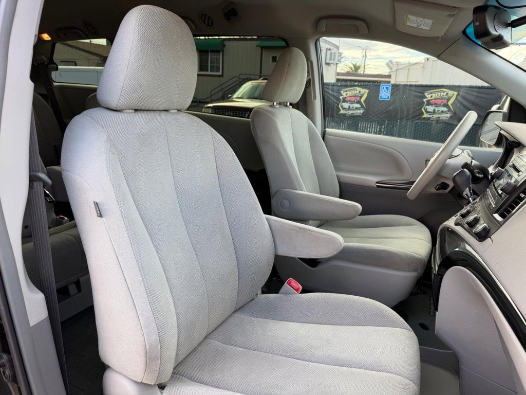 Used 2014 Toyota Sienna L image 22