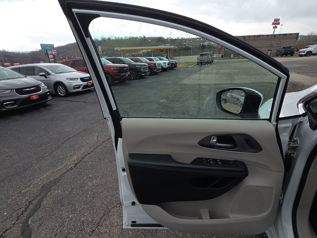 Used 2023 Chrysler Pacifica Touring-L image 12