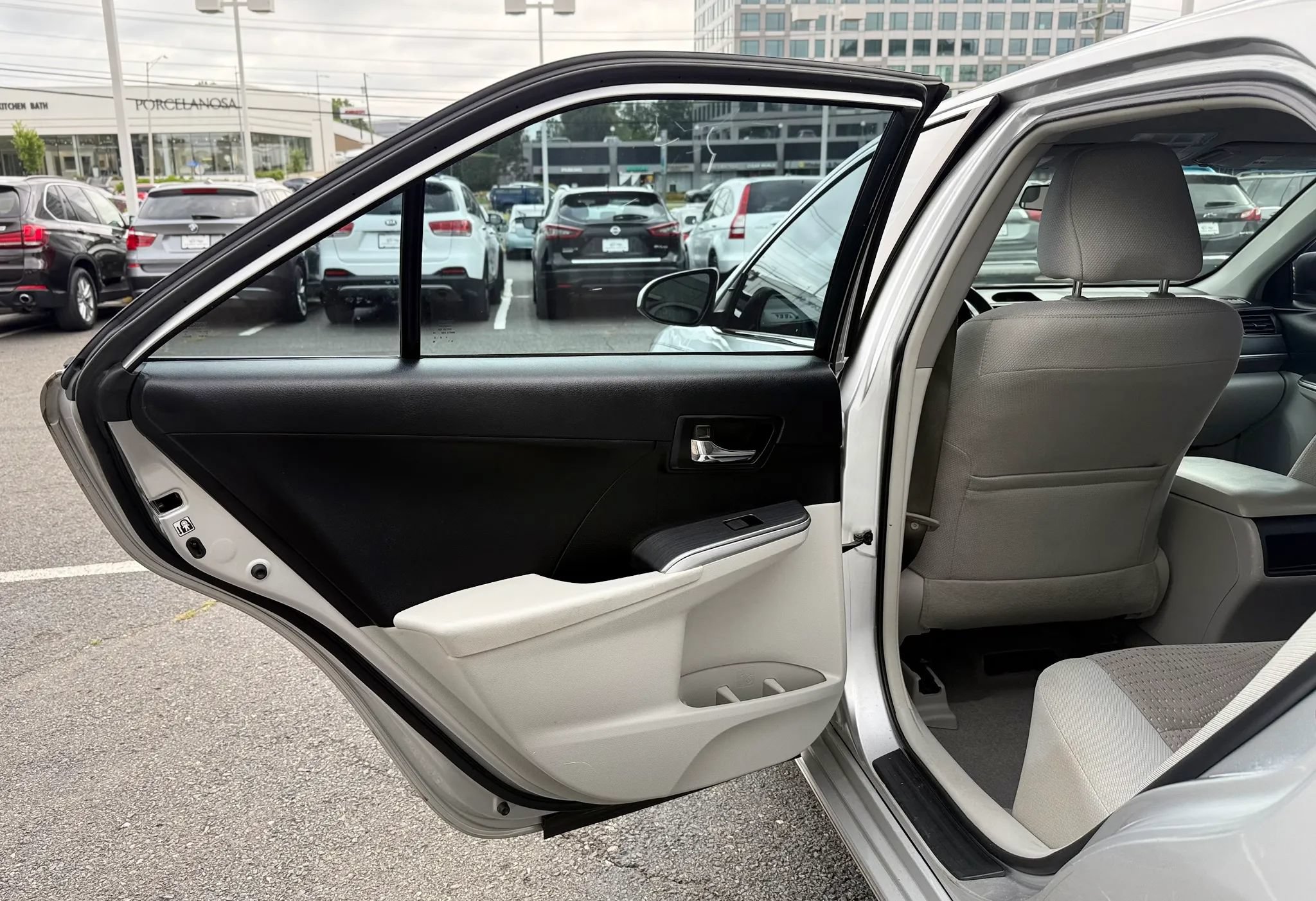 Used 2014 Toyota Camry LE FWD image 25