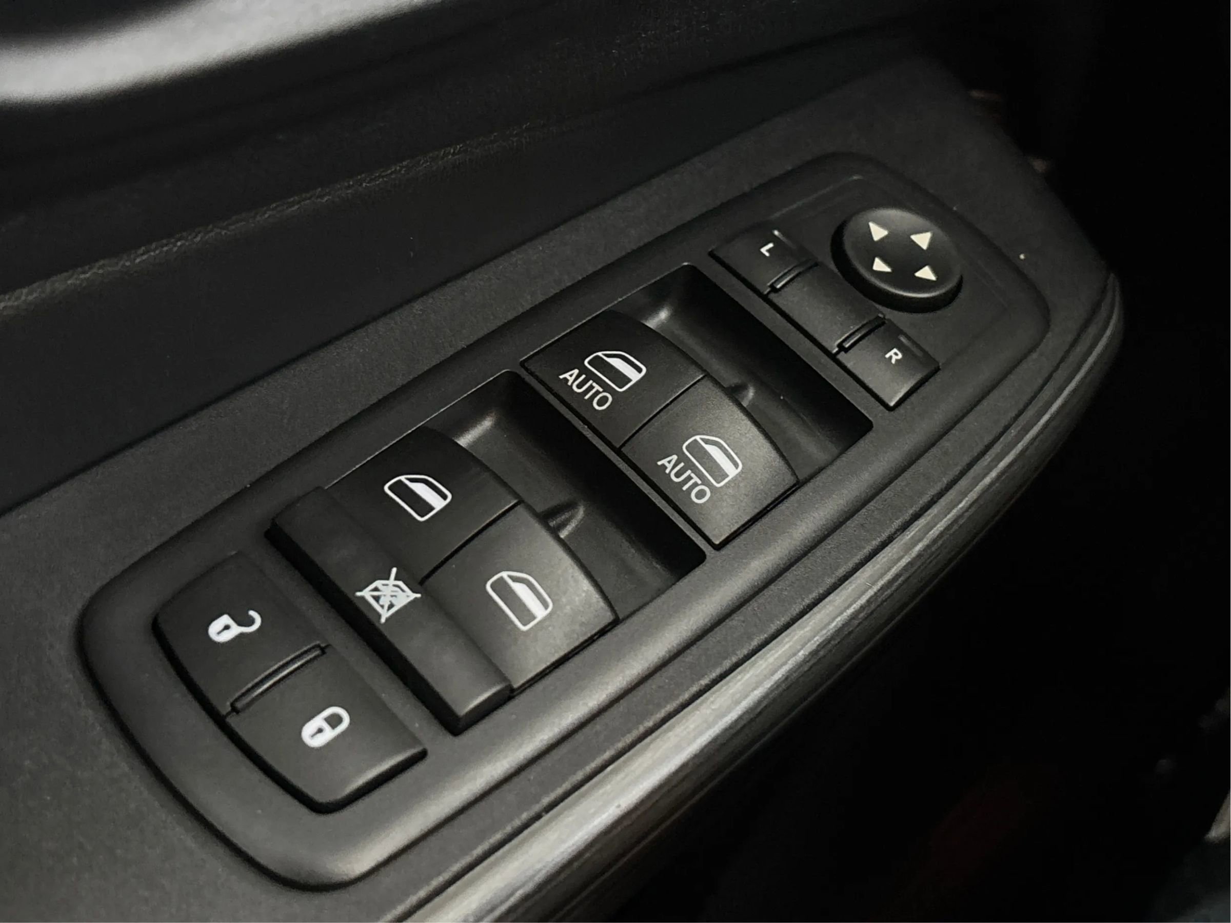 Used 2017 Jeep Cherokee Limited image 41