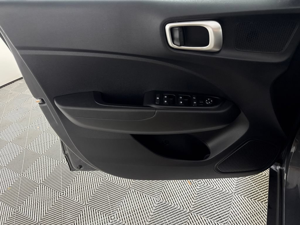 Used 2023 Hyundai Venue SEL FWD image 12