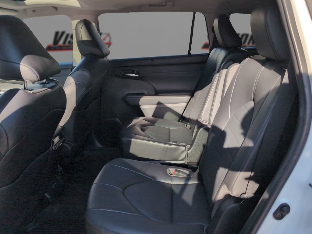 Used 2022 Toyota Highlander XLE image 10