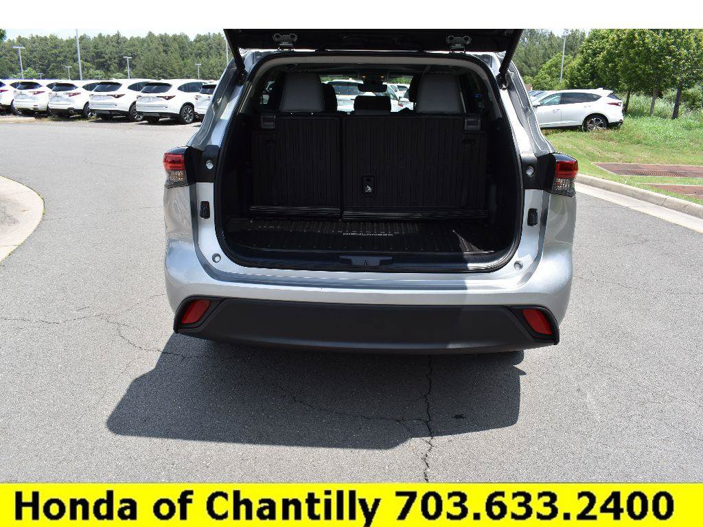 Used 2022 Toyota Highlander XLE AWD/4WD image 32
