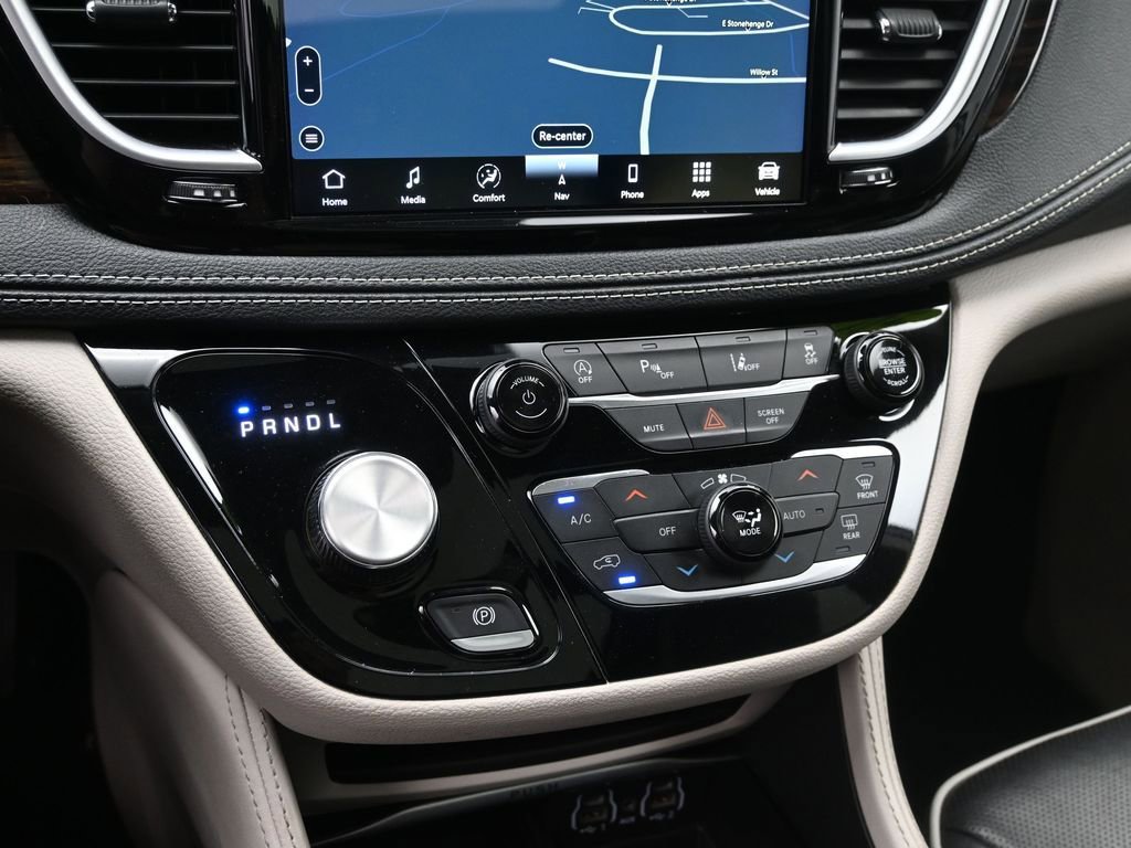 Used 2023 Chrysler Pacifica Limited FWD image 21