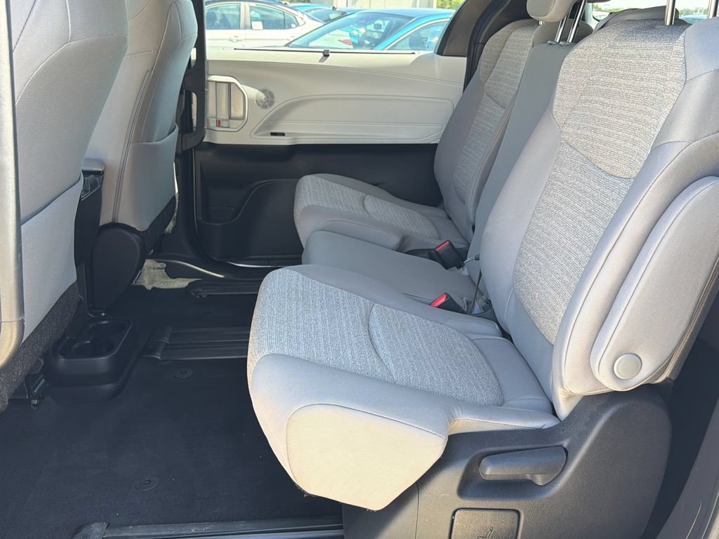 Used 2025 Toyota Sienna LE FWD image 18