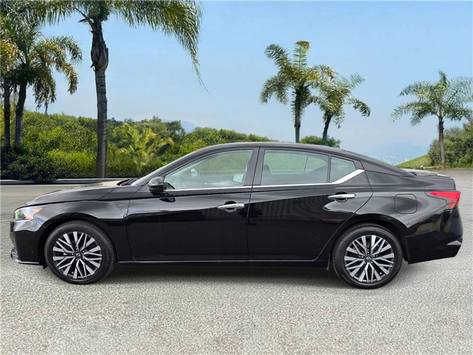 Used 2023 Nissan Altima 2.5 SV FWD image 2