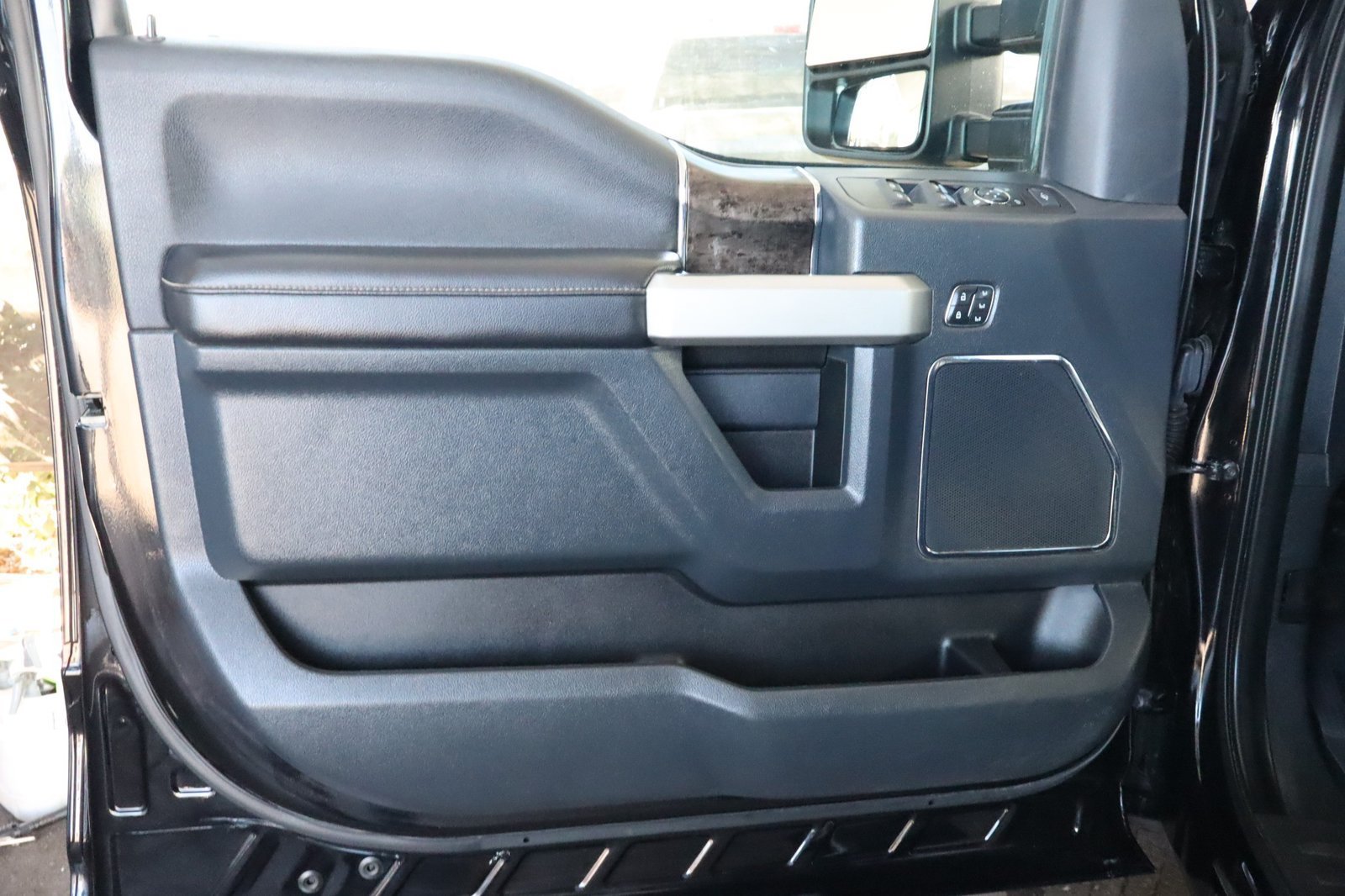 Used 2022 Ford F350 Lariat w/ Black Appearance Package AWD/4WD image 19