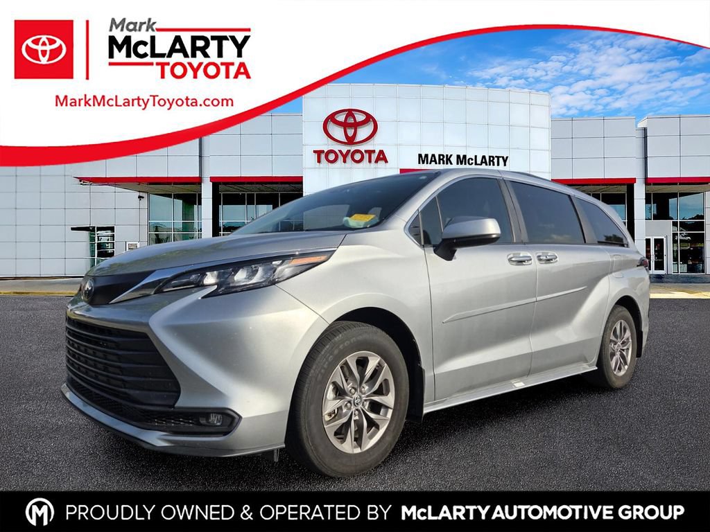 Used 2025 Toyota Sienna XLE FWD image 1