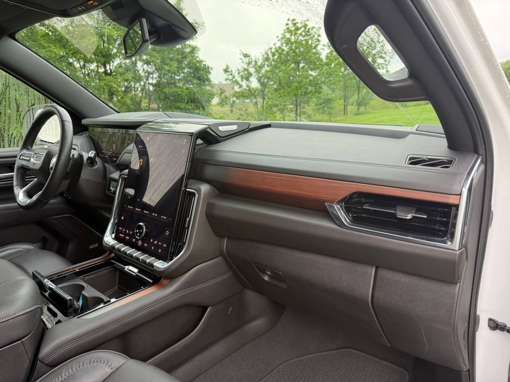 Used 2025 GMC Yukon XL Denali AWD/4WD image 25