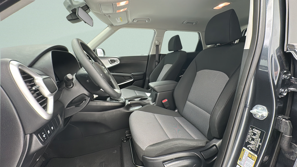 Used 2025 Kia Soul LX w/ LX Technology Package FWD image 13